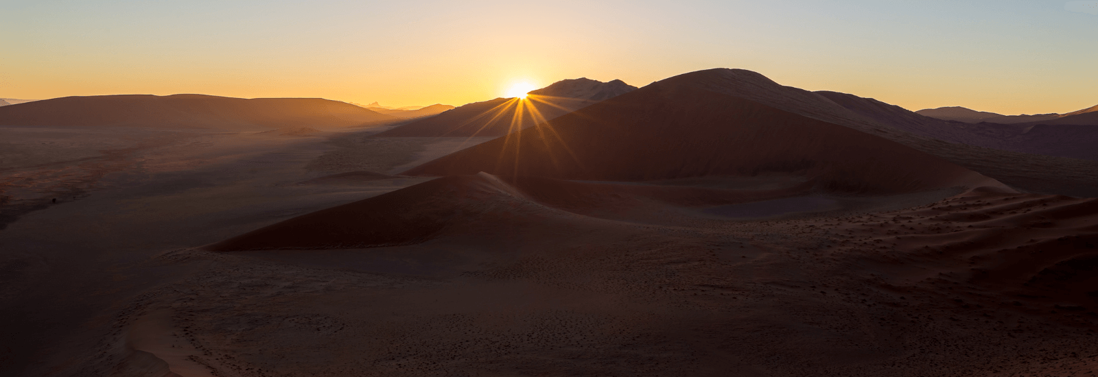 Sonnenaufgang in der Namib Wüste