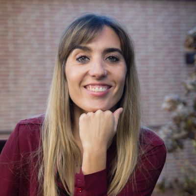 Crea un potente elevator pitch. Aprenderás a crear una estructura sencilla y clara para crear un potente elevator pitch además de algunos tips para cautivar al interlocutor. Webinar de Cova Bertrand Fotografía de perfil de Cova Bertrand, que es coach y formadora en ventas y atención al cliente.