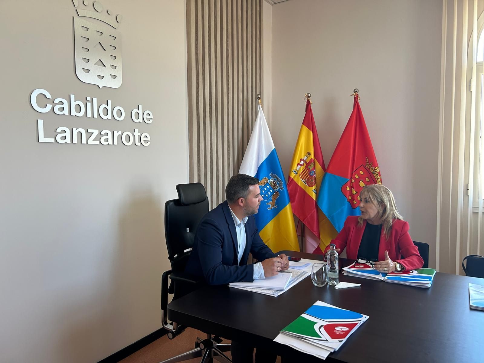 La CEL y el Cabildo articulan su colaboración público-privada a través de tres proyectos dirigidos a mejorar la empleabilidad y generar economía Reunión entre la presidenta de la CEL, Beatriz Salazar y el vicepresidente del Cabildo Insular de Lanzarote, Jacobo Medina