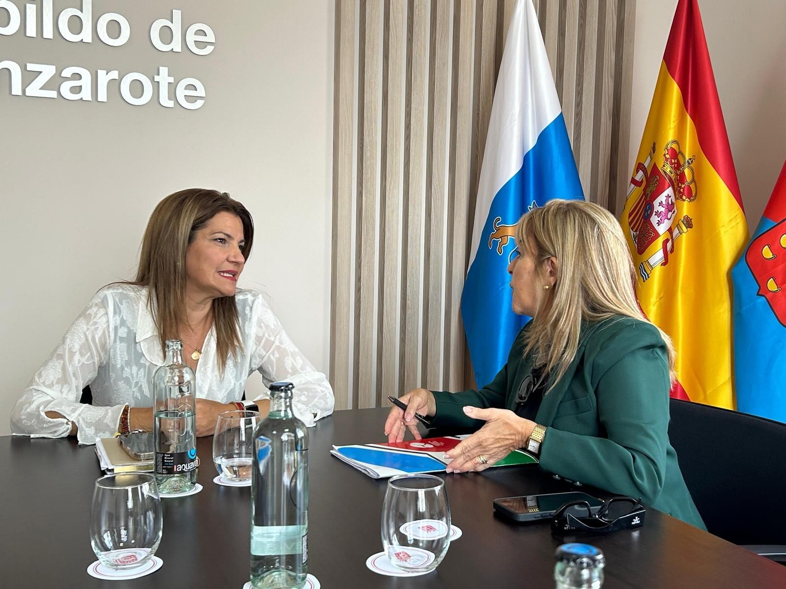 La presidenta de la CEL, Beatriz Salazar, y la vicepresidenta de la corporación insular, María Jesús Tovar, coinciden en la necesidad de mantener y reforzar los proyectos conjuntos ya en marcha para mejorar la competitividad y el empleo La presidenta de la CEL, Beatriz Salazar, y la vicepresidenta de la corporación insular, María Jesús Tovar, coinciden en la necesidad de mantener y reforzar los proyectos conjuntos ya en marcha para mejorar la competitividad y el empleo