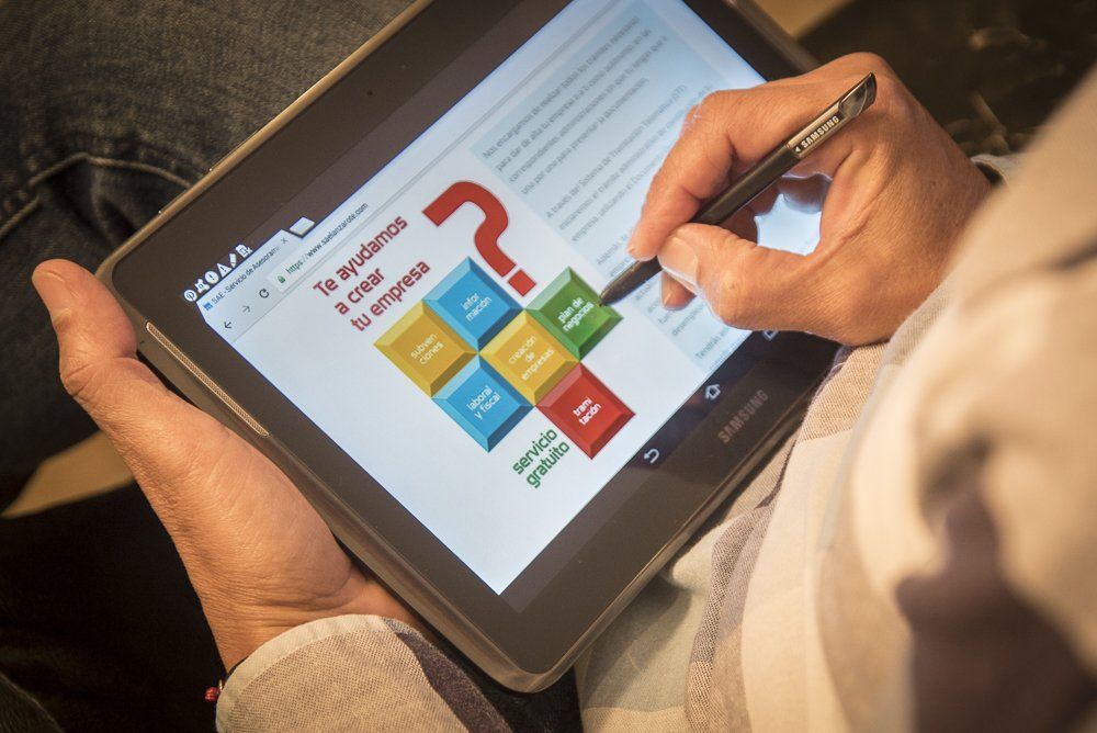 Navegando por la página web del Servicio de Asesoramiento Empresarial de la CEL