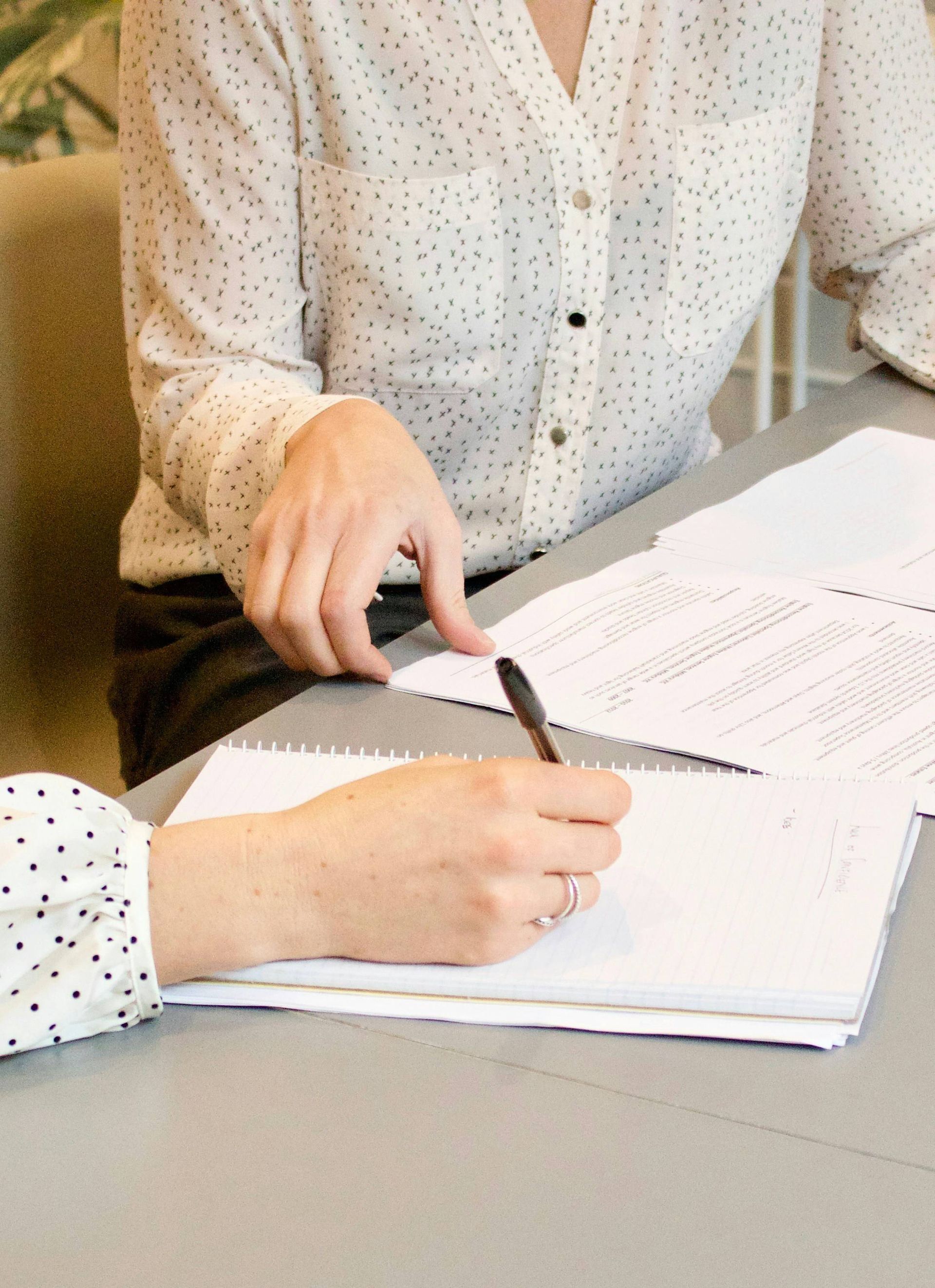 Persona gestionando trámites de extranjería en Madrid con asesoramiento legal profesional.