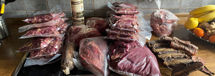 Rohes Fleisch, vakuumverpackt, getrocknete BARF-Zutaten, Obst