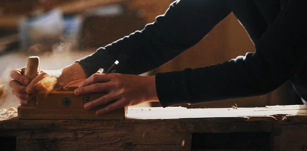 Blick unter Wasser in der Donauquelle in Donaueschingen