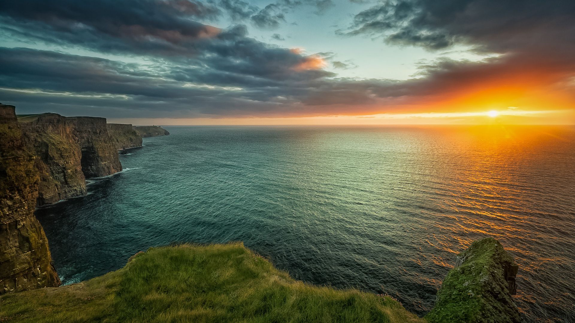 Sonnenuntergang an den Cliffs of Moher (Irland) mit dramatischer Lichtstimmung über dem Atlantik.