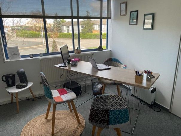 C'est le bureau de Sandrine à La Roche sur Yon. Un espace cosy et chaleureux. Des chaises colorées, un bureau et une grande ouverture vers l'ectérieur.