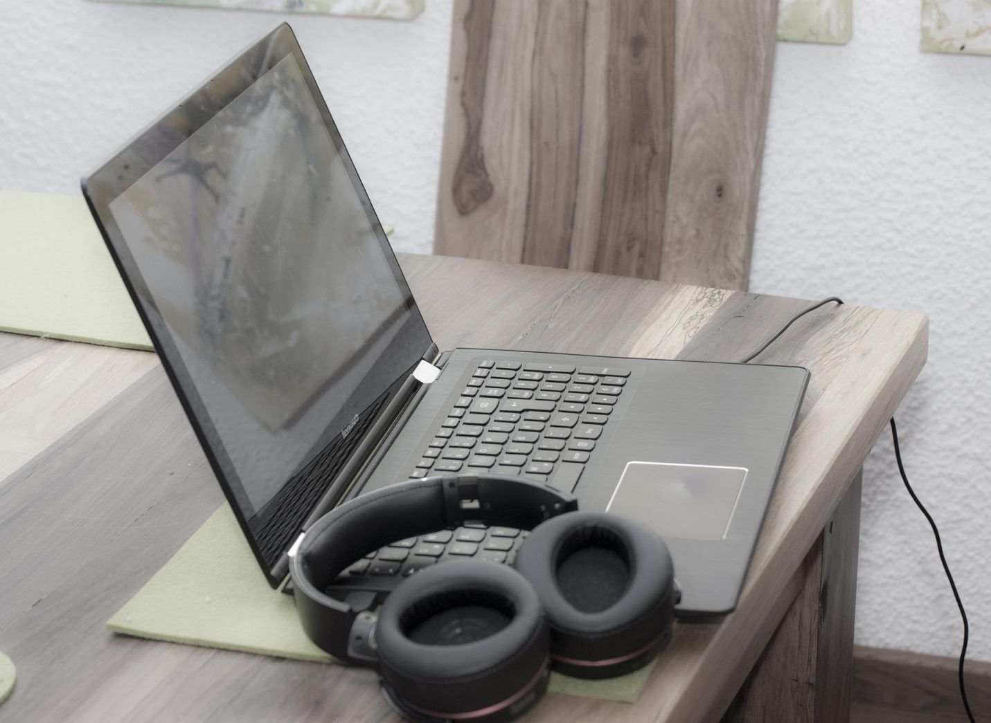 Pour symboliser les accompagnements à distance c'est un image avec un PC posé sur un bureau et un casque à côté.