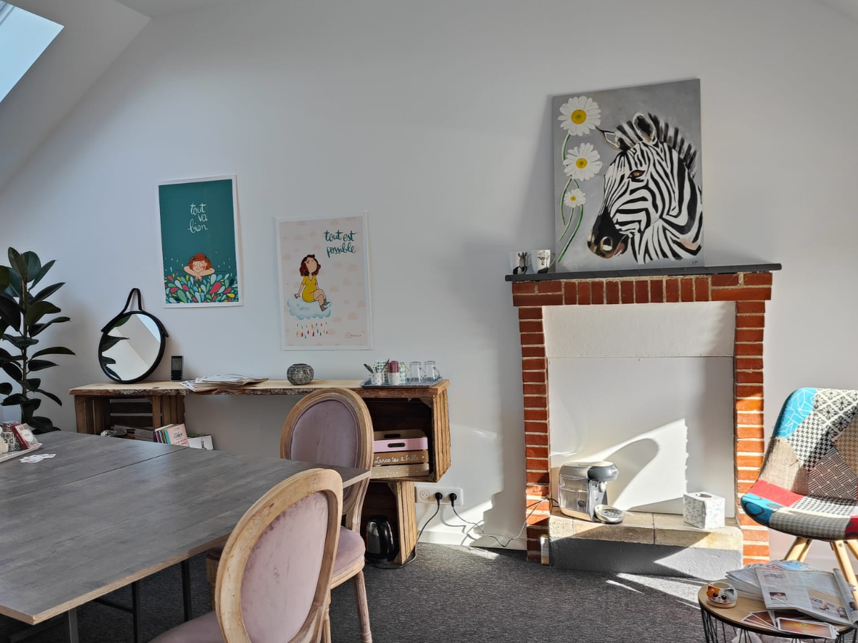 C'est mon bureau à Couëron. On voit mon bureau avec des fauteuils et un tableau de zèbre.