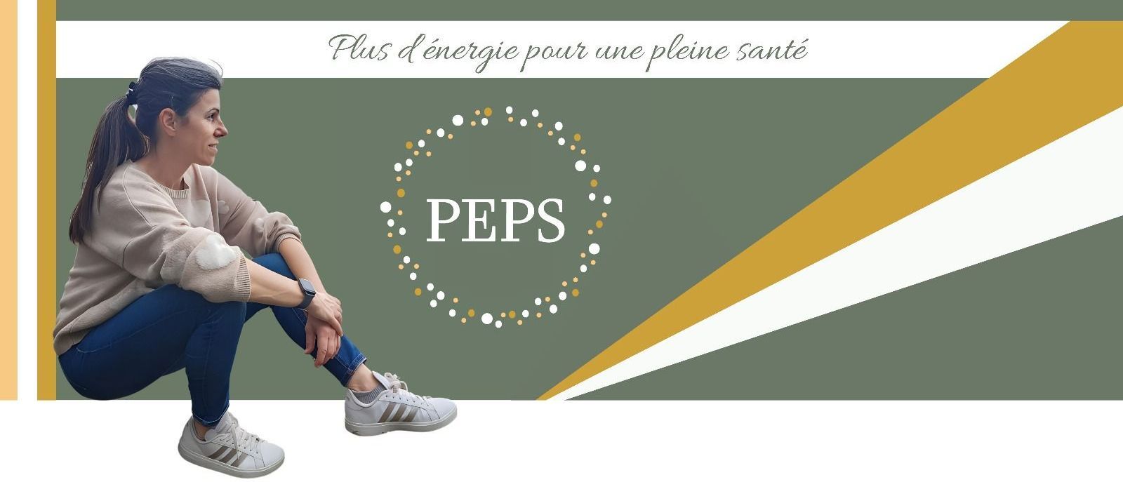 Une femme assise, sereine qui regarde droit devant elle: le logo de l'entreprise PEPS. Le slogan plus d'énergie pour une pleine santé est noté en haut du bandeau. Au milieu on retrouve le logo PEPS qui est un cercle de petites bulles aux couleurs vives donnant cette énergie positive et attractive.