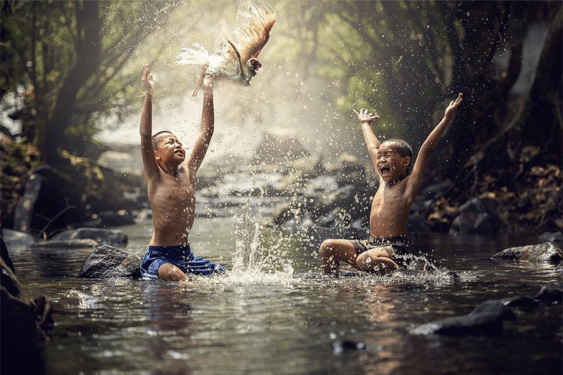 kinder-fluss-vögel-spritzen-wasser
