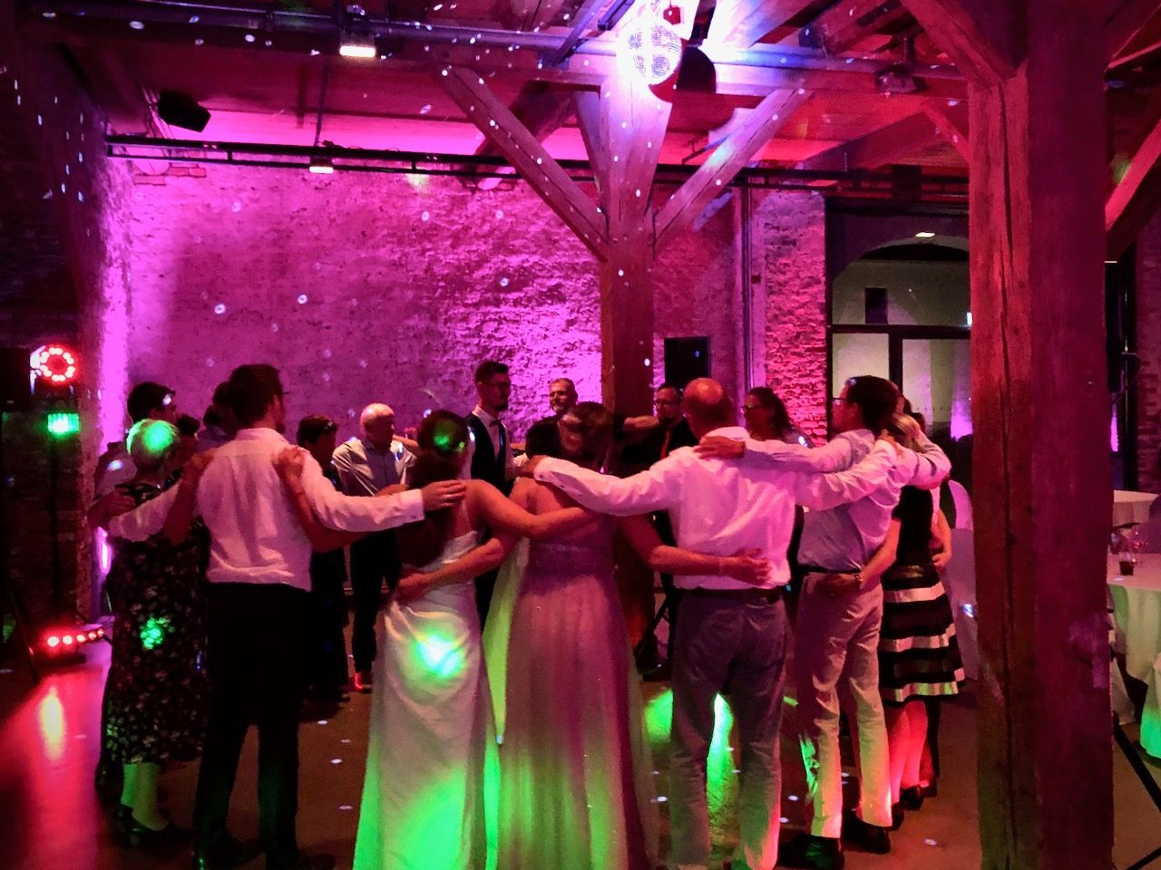 Best Time DJ Hochzeit Arm in Arm