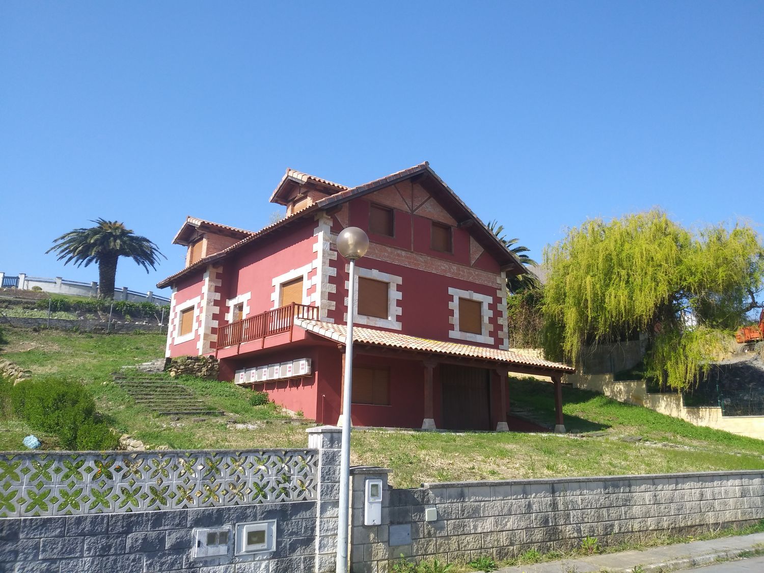 Chalet individual a estrenar en la espectacular villa de Suances, Cantabria, en la exclusiva urbanización cerrada de La Tablia. Junto al mar Cantábrico. Zona muy tranquila con magníficas vistas. Muy cerca de las playas de los Locos y de la Concha. A menos de media hora de Santander, y a 10 minutos de Santillana del Mar, Cuevas de Altamira. La vivienda está distribuida en tres plantas: semisótano, planta baja y bajo cubierta. El semisótano está habilitado para garaje y bodega, con un agradable porche orientado al Este. En la planta baja se encuentra la cocina-comedor, un aseo y gran salón con chimenea en el que se podría añadir una habitación. En la planta bajocubierta, hay dos dormitorios con un baño y el dormitorio principal con vestidor y baño. Techos de madera vista. Más información Metros Construidos: 323m2