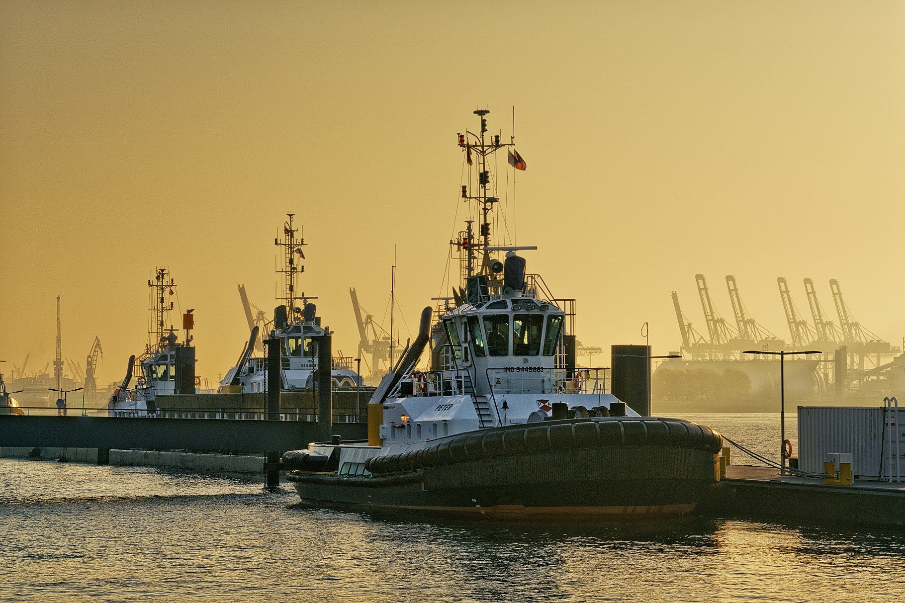Poster Uwe Fesel Schlepper im Morgendunst hamburger hafen schlepper im morgendunst