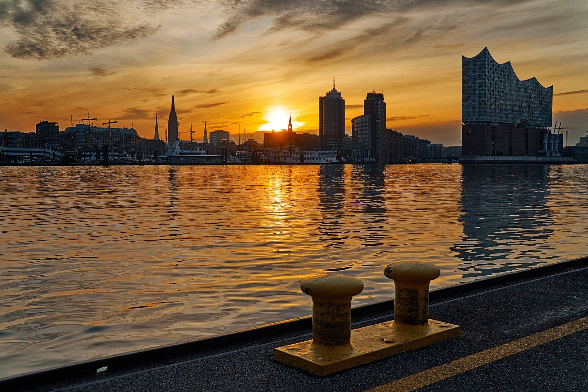 Sonnenaufgang über Hamburg - Blick vom Anleger an den Musicals an der Elbe hamburger hafen bilder sonnenaufgang stagemusicals an der elbe