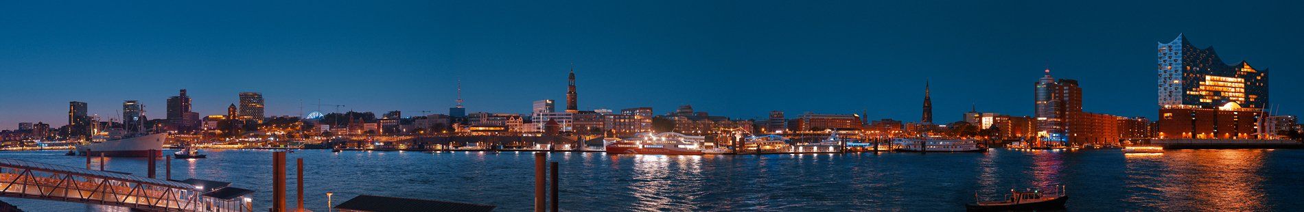 Die Cap San Diego kommt nach einer Ausflugsfahrt im Hamburger Hafen an hamburger hafen hafenpanorama cap san diego Rückkehr abends