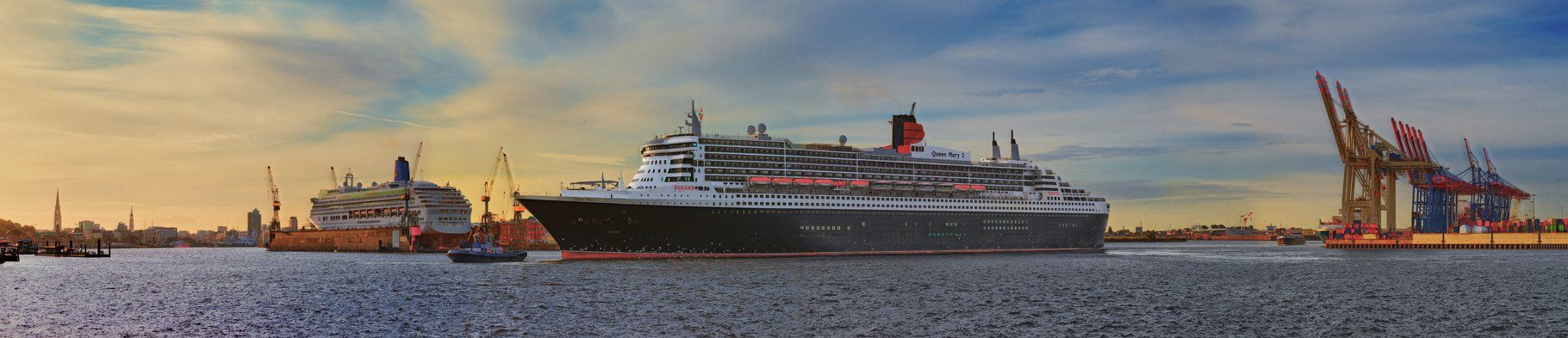 Die Queen Mary 2 läuft am frühen Morgen wieder in Hamburg ein hamburger hafen hafenpanorama queen mary 2 tagesanbruch einlauf