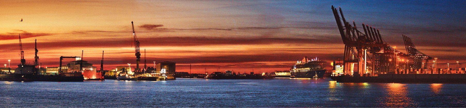 Die Queen Mary 2 legt nach zwei Jahren endlich wieder in Hamburg im Sonnenaufgang an hamburger hafen hafenpanorama queen mary 2 sonnenaufgang