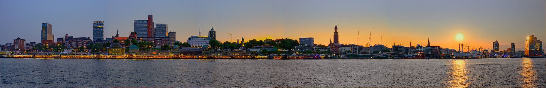 Hamburg Bilder Hafenpanorama mit Landungsbrücken im Sonnenaufgang hamburger hafen hafenpanorama mit landungsbrücken im sonnenaufgang