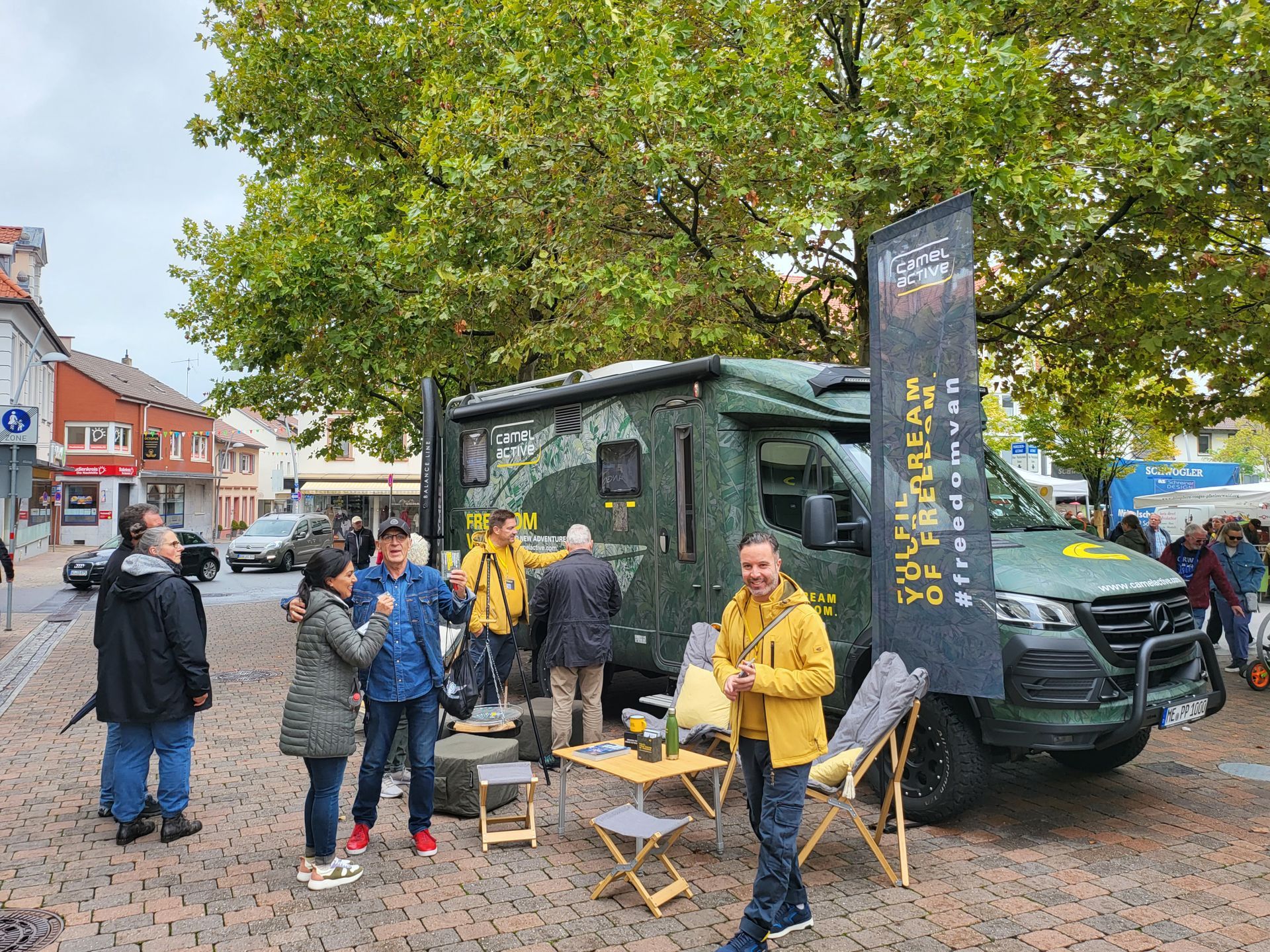Freedom Van Promotion Jost Grünstadt Grüner Freedom Van mit Promotern vor Modehaus Jost in Grünstadt-Freedom Van Promotion