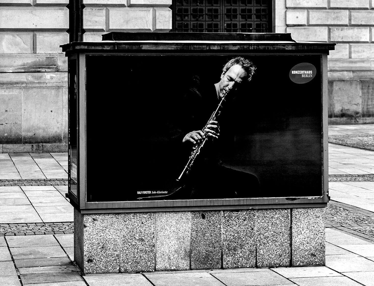 Werbekasten mit einen Oboespieler