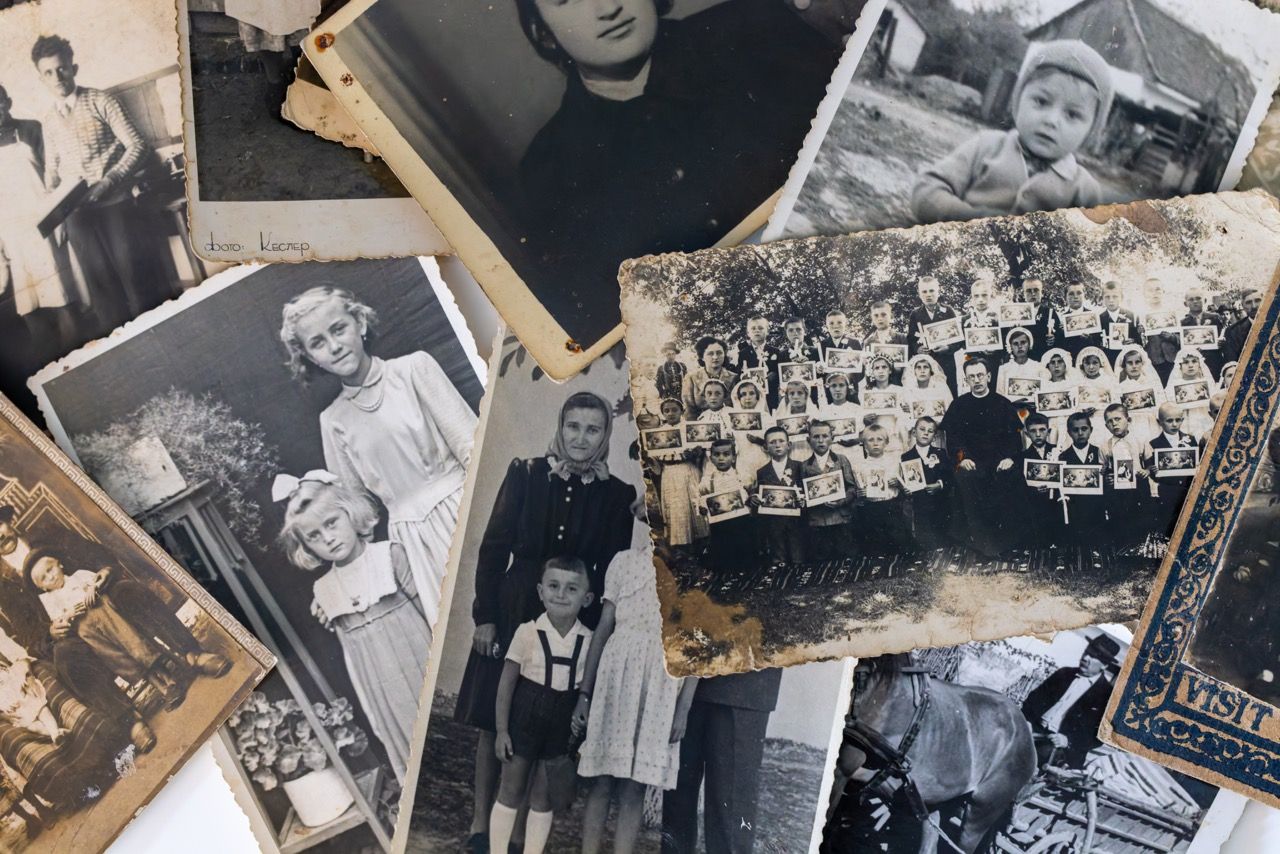 Alte und vergilbte Fotos auf einem unsortierten Stapel