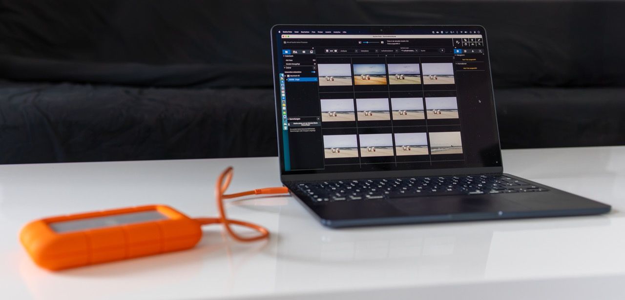 Laptop mit der Darstellung von Bildern und einer angeschlossener Festplatte