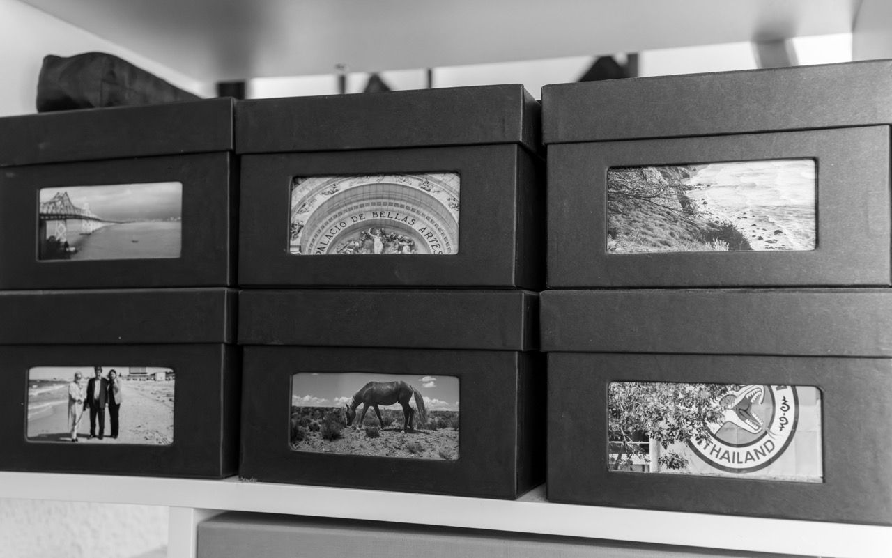 Fotoboxen in schwarz-weiß die auf der Front unterschiedliche Fotos drauf haben