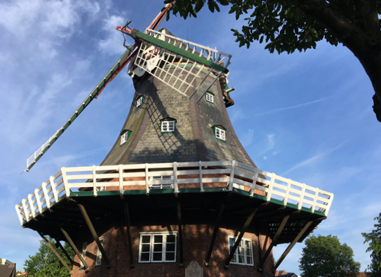 Charmante Kulturgeschichte und Erholung – von der Mühle bis zur Promenade, alles bequem erreichbar. Historische Mühle in Wyk auf Föhr – ein typisches Wahrzeichen nahe den Ferienwohnungen Haus Matthäus.
