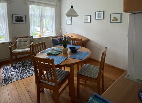 Haus Matthäus Ferienwohnung 1 (EG). Wohnküche / Wohnzimmer mit Esstisch, gemütlicher Sitzecke. Fenster zum Vorgarten.