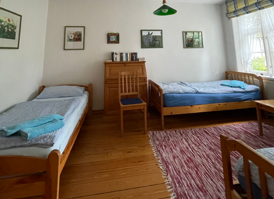 Haus Matthäus Ferienwohnung 1 (EG). Schlafzimmer mit 3 Massivholz Betten. Helles Zimmer mit Blick zum Vordergarten.