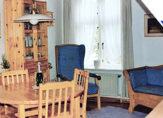 Haus Matthäus Ferienwohnung 2 (OG). Wohnküche, Wohnzimmer: Esstisch, Sitzecke. Fenster zum Vorgarten. Ruhige Straße.