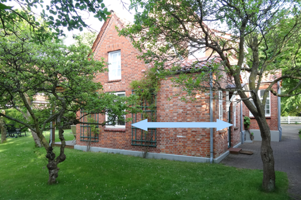 Haus Matthäus Wyk auf Föhr. FeWo 3 im Anbau. Eigener Eingang. Fenster Wohnzimmer. Blick aus Garten und Einfahrt.