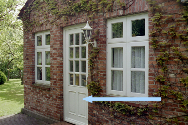 Haus Matthäus Wyk auf Föhr. FeWo 3 im Anbau. Eigener Eingang mit Holz-Glastür. Blick auf Fenster links Küche und rechts Bad.