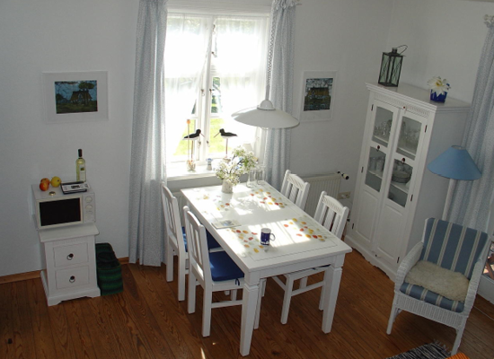 Haus Matthäus Ferienwohnung 3 Anbau. Wohnzimmer mit hellem Essbereich, liebevoll eingerichtet.