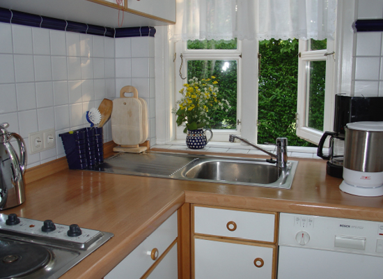 Haus Matthäus Ferienwohnung 3 Anbau. Abgetrennte Küche mit Fenster zur Einfahrt.