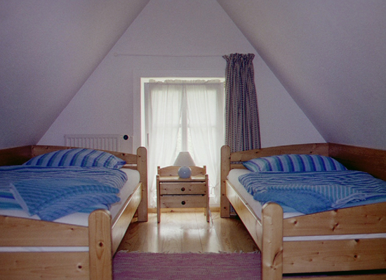 Haus Matthäus Ferienwohnung 3 Anbau. Helles Galerie-Schlafzimmer mit genügend Stauraum. Gemütlich mit Dachschrägen.