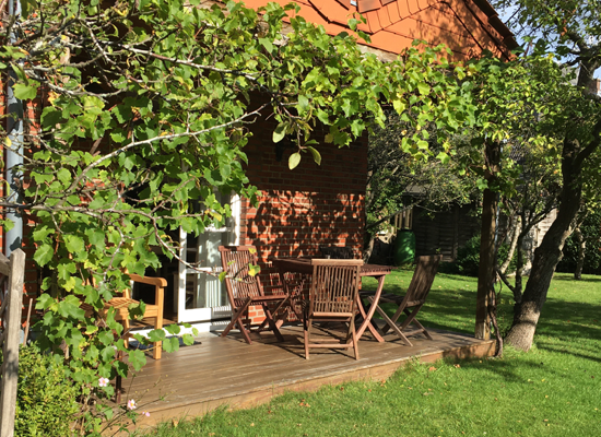 Haus Matthäus Ferienwohnung 3 Anbau. Direkter Zugang zu überdachter Terrasse. Mit Wein bewachsen. Ruhig.