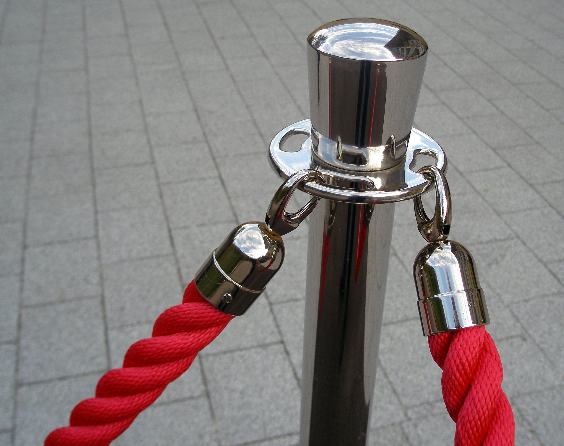 Der beste Schutz ist immer: Personen physisch von der Gefahrenquelle trennen, egal ob in einem Museum oder in Ihrem Unternehmen Foto eines Absperrbandes aus rotem Stoff