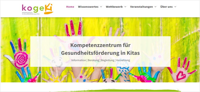 Kinder liegen auf dem Bauch auf einer Wiese mit ausgestreckten Armen und Fingern