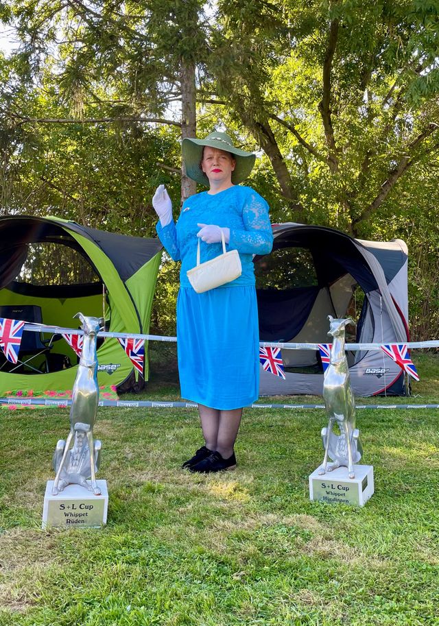 Katja, unsere Sonderleiterin, als Queen gekleidet - passend zur JAS