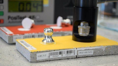 DeFelsko PosiTest AT Adhäsionstester für die Verwendung auf festen Substraten.