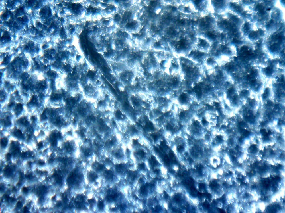 400-fach vergrößertes Foto von granatgestrahltem Stahl mit einem Kratzer Abbildung 9 Ein 400-fach vergrößertes Foto von granatgestrahltem Stahl mit einem Kratzer