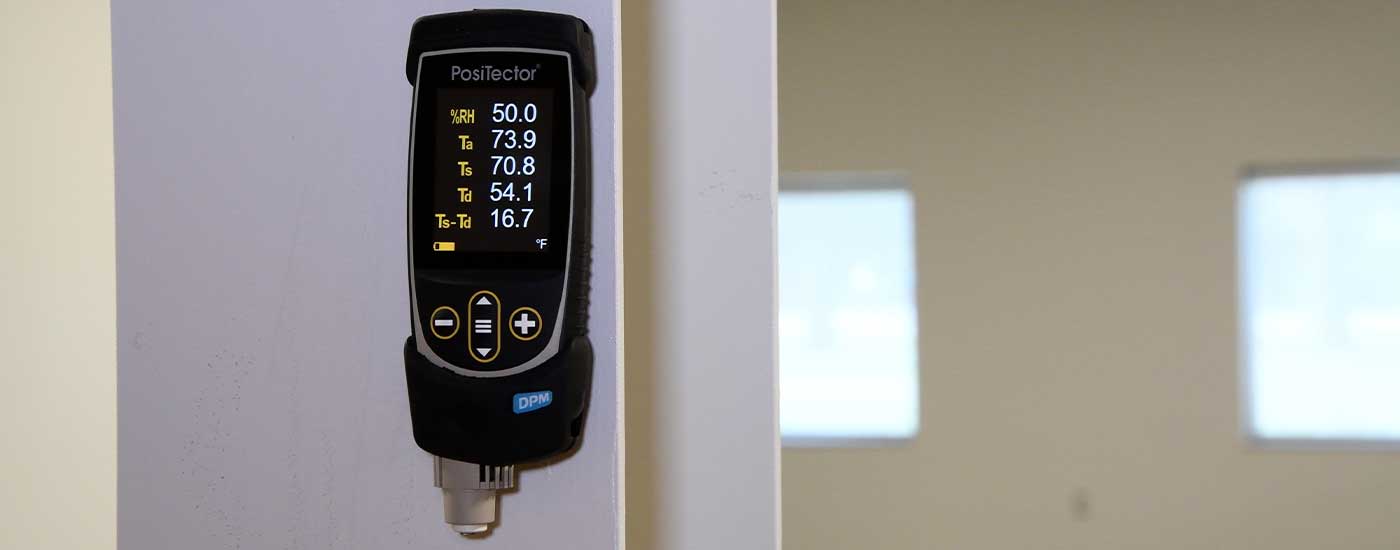 Verwendung von PosiTector DPM zur Messung der Oberflächen- und Umgebungsluft-Messwerte gemäß ASTM F2659 Verwendung von PosiTector DPM zur Messung der Oberflächen- und Umgebungsluft-Messwerte gemäß ASTM F2659