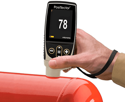 PosiTector-6000 misst Schichtdicke auf rotem Motorradtank