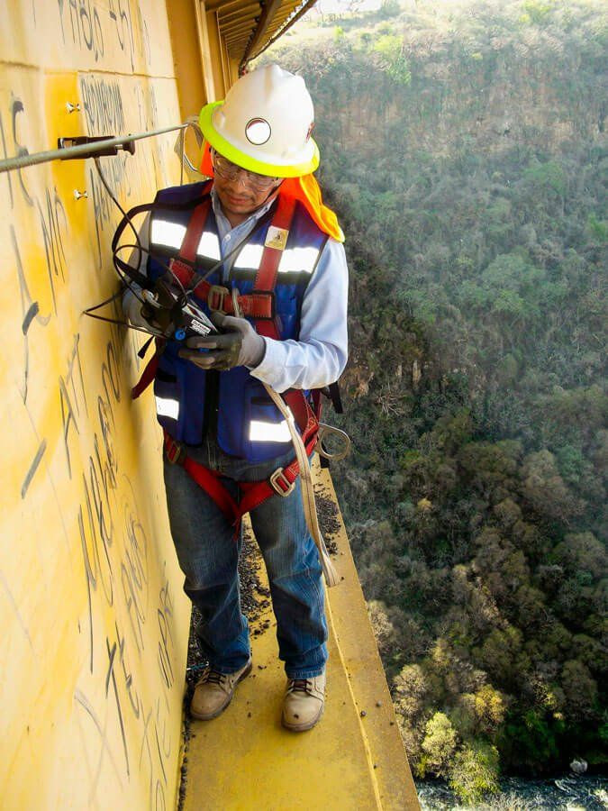 DeFelsko PosiTest AT Haftfestigkeitsprüfgerät im Einsatz.