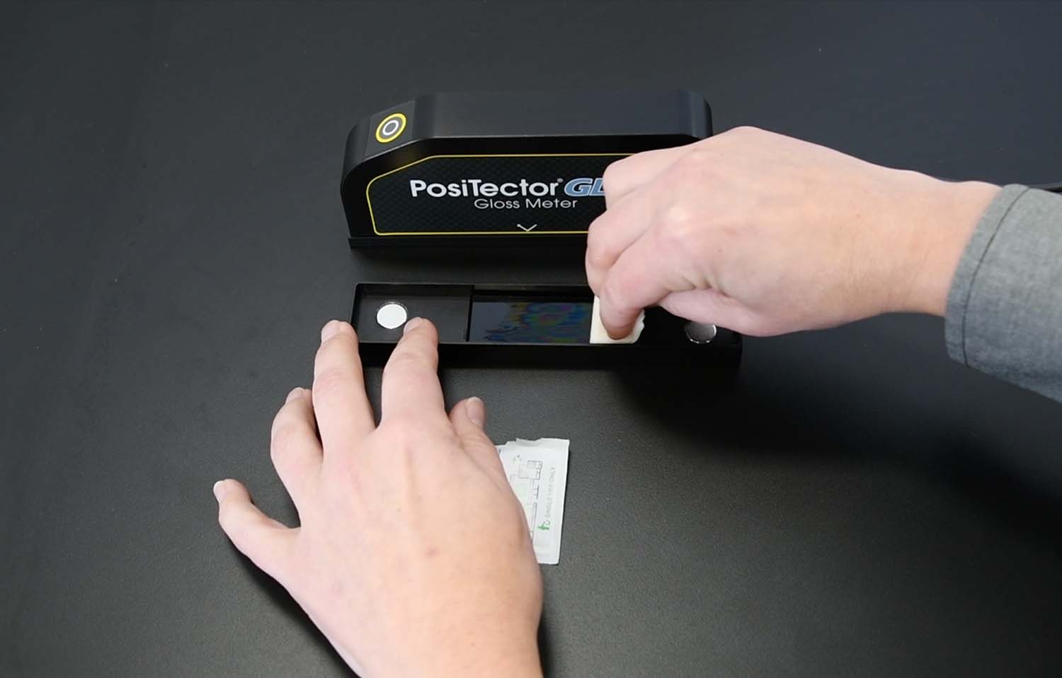 Schritt 1: Glanzstandard reinigen Schritt 1 Glanzmessung mit PosiTector GLS Glanzstandard reinigen