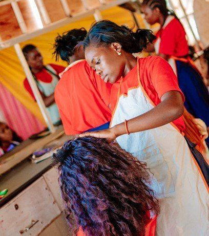 Frisuerin bei der Arbeit