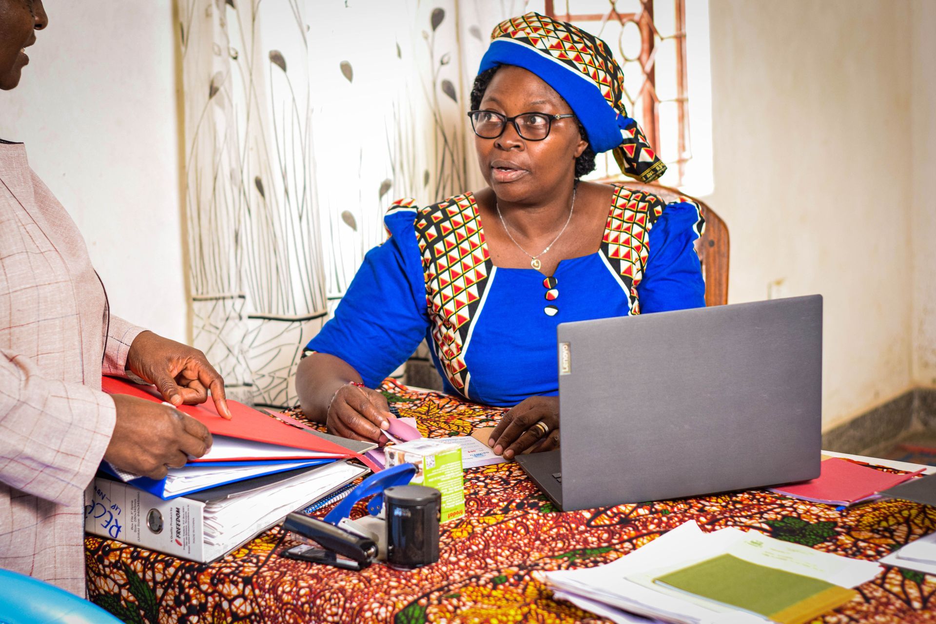 Lydia bei Administrativarbeiten