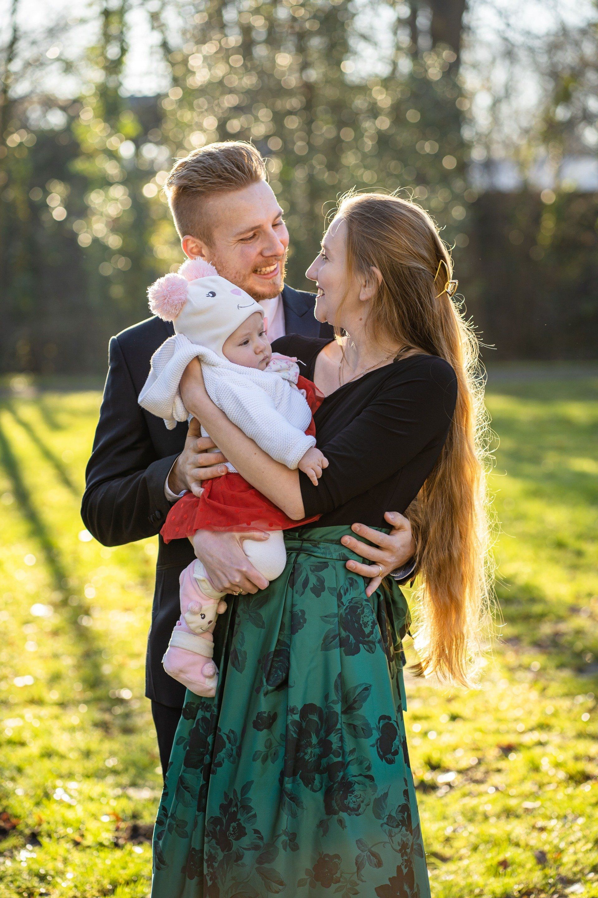 Familie mit Baby im Grünen