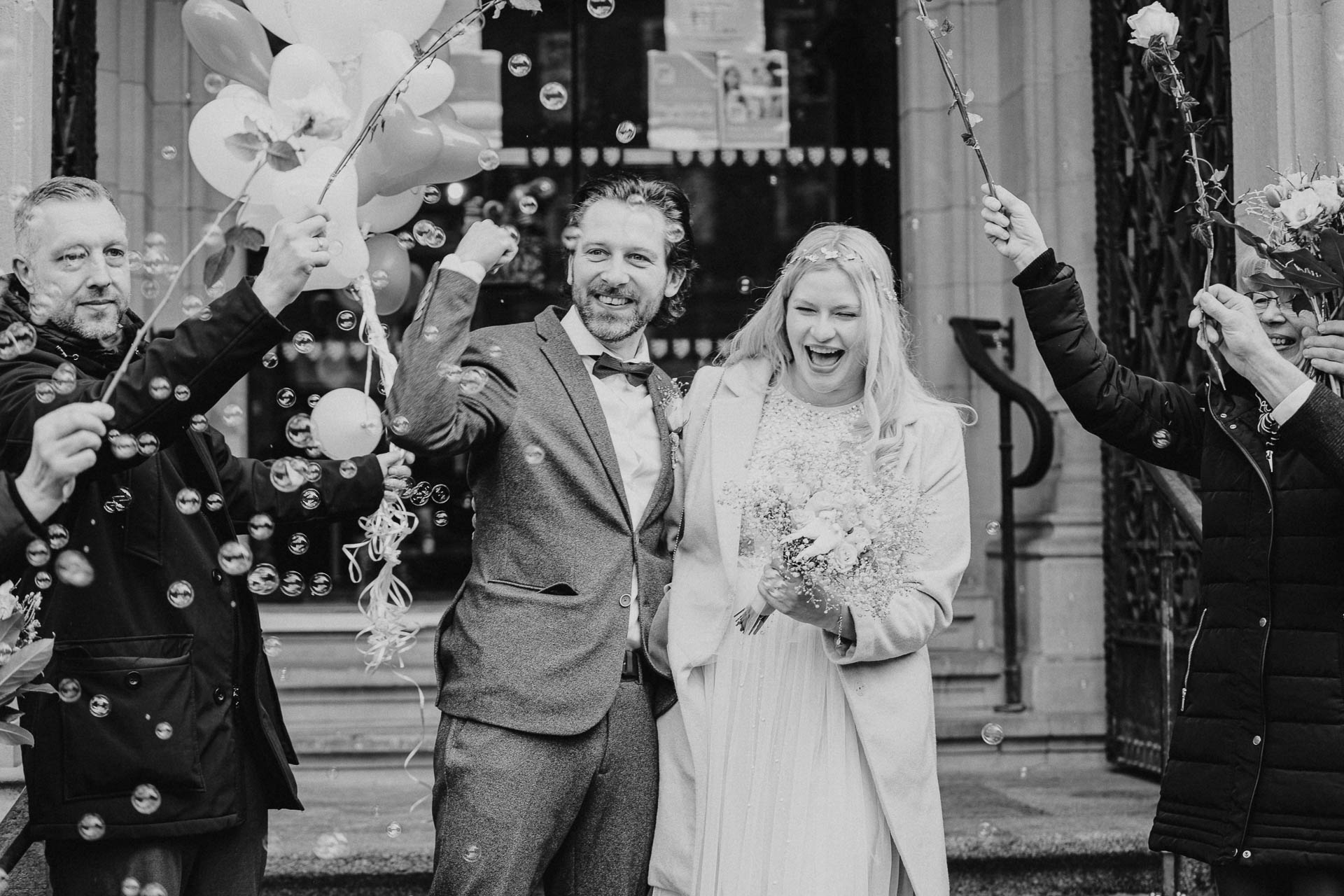 Kleines Mädchen sitzt auf Steg, lacht